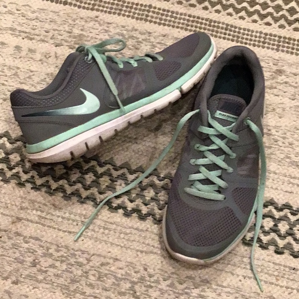 Women’s Nike Flex Trainer Mesh top Sneakers, Size 7.5 Grey / Mint Green
